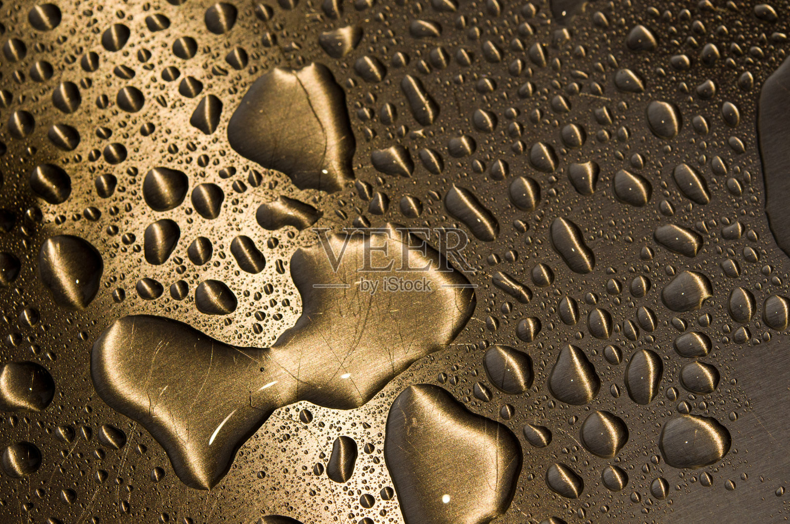 水滴在拉丝金属上照片摄影图片