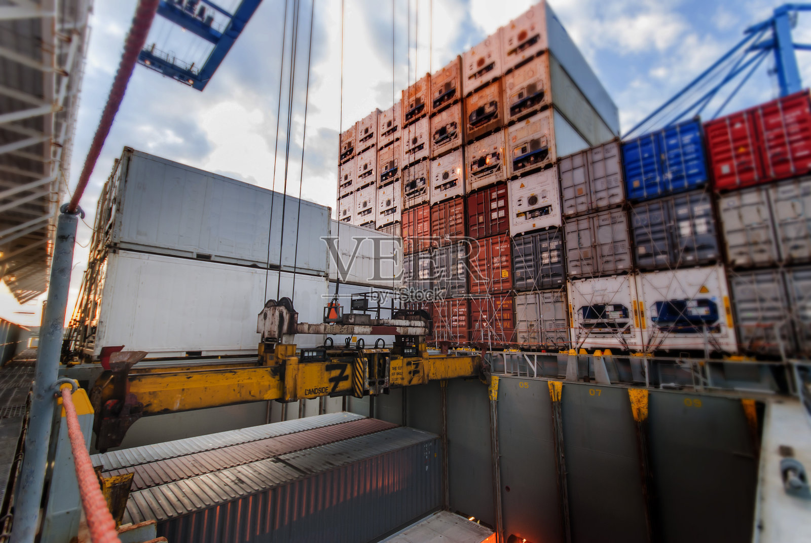 港口起重机在货物操作过程中起升集装箱照片摄影图片