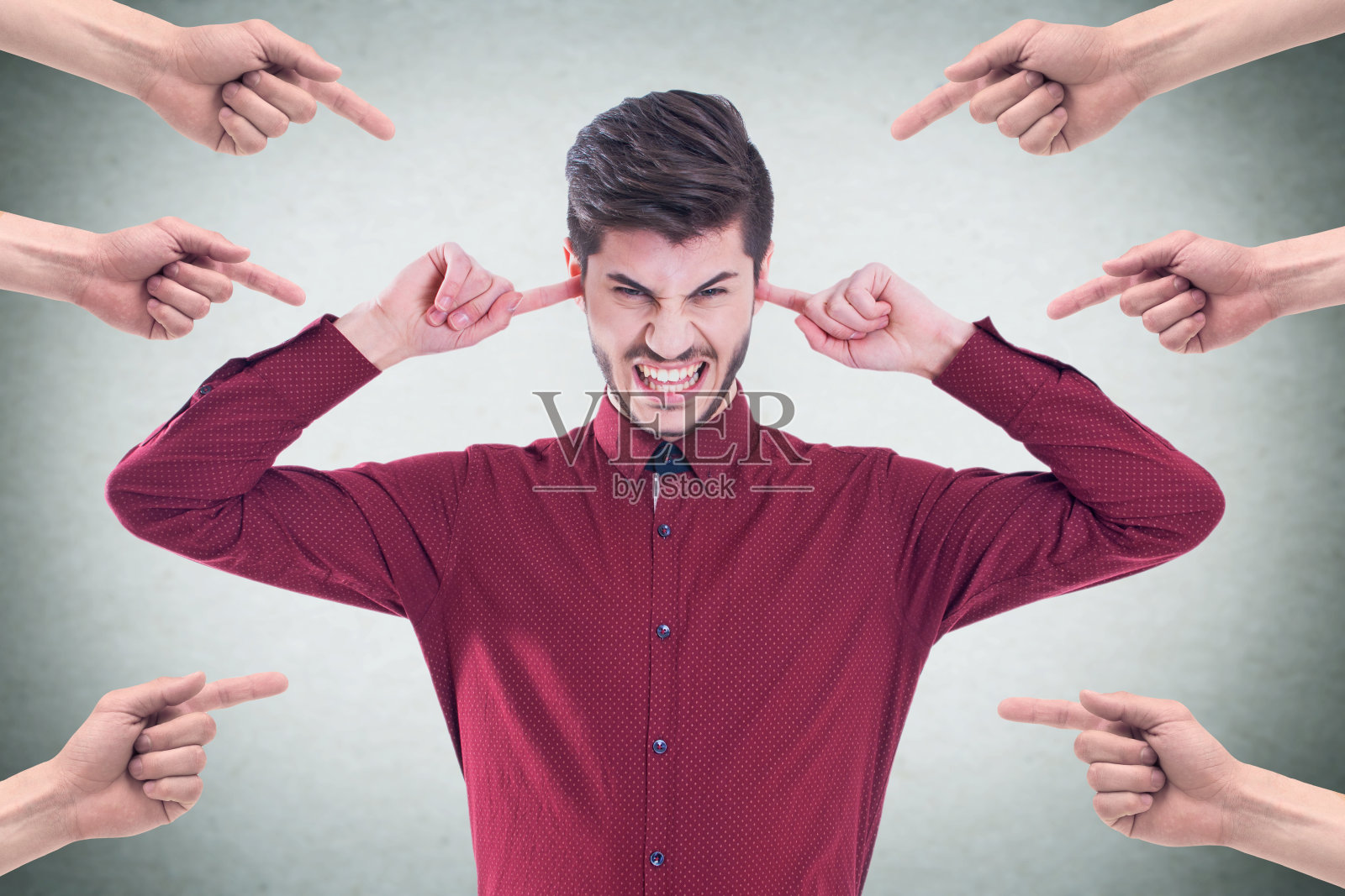 人群聚集的概念。一个年轻的员工用很多胳膊指着他照片摄影图片