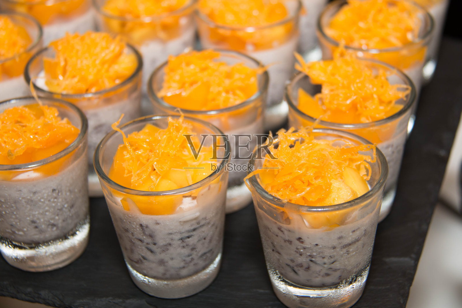 自助餐和餐饮用的玻璃杯里的甜点照片摄影图片