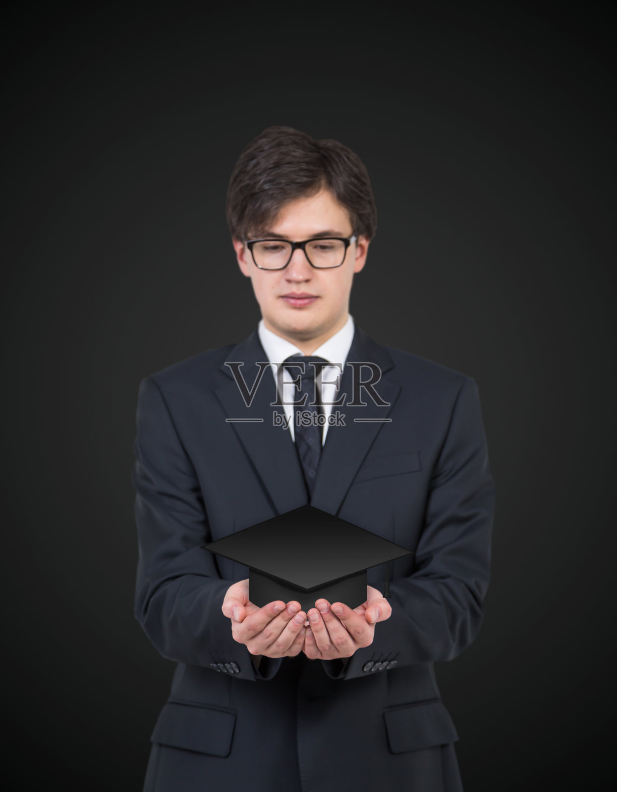 戴着单身帽的商人照片摄影图片