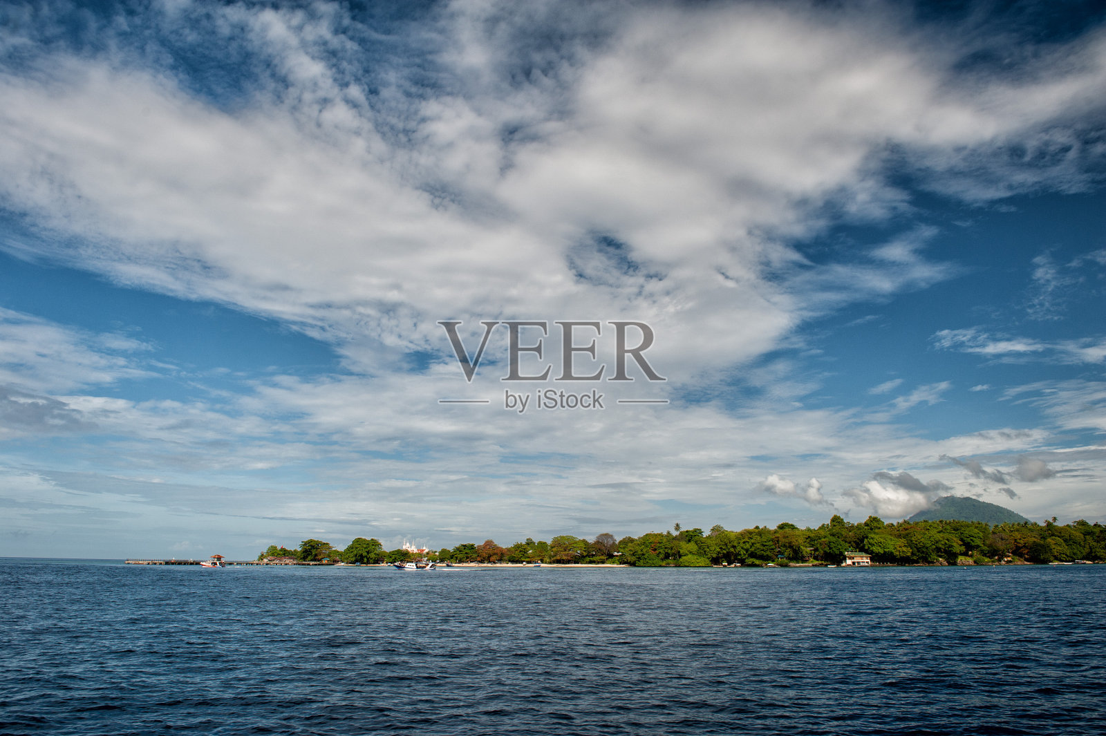 班肯火山印尼渔民村照片摄影图片