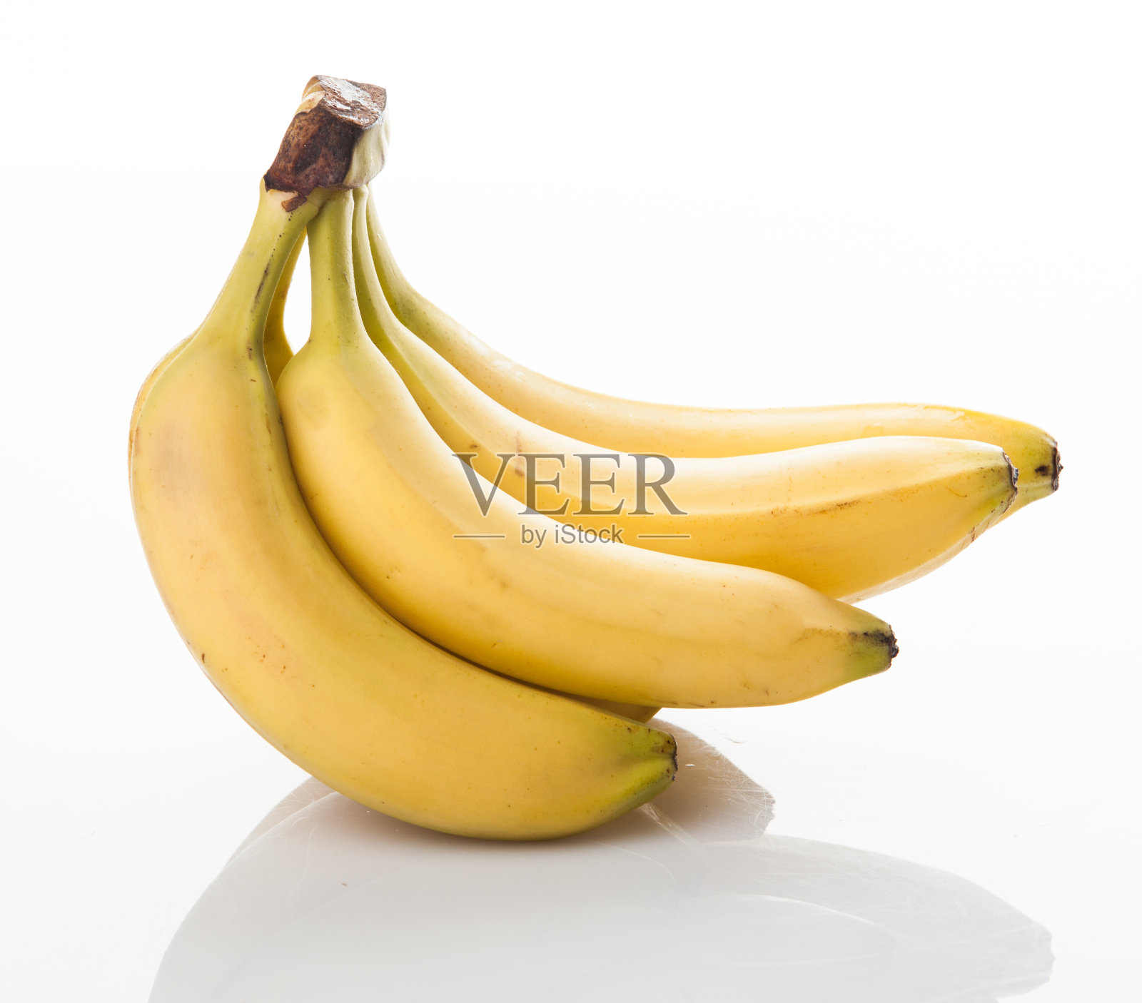 一串孤立在白色背景上的香蕉照片摄影图片