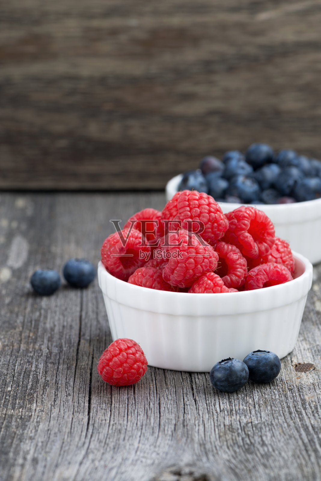 应季浆果——覆盆子和蓝莓照片摄影图片