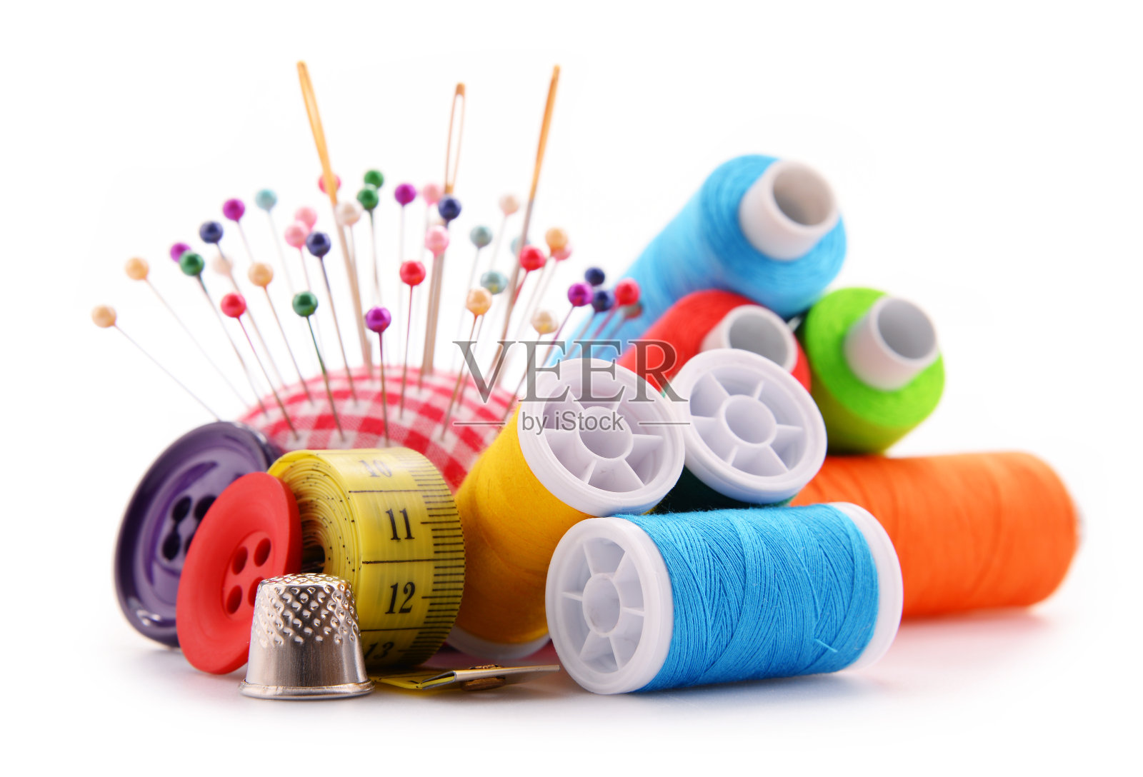 组成与裁缝线程隔离在白色照片摄影图片