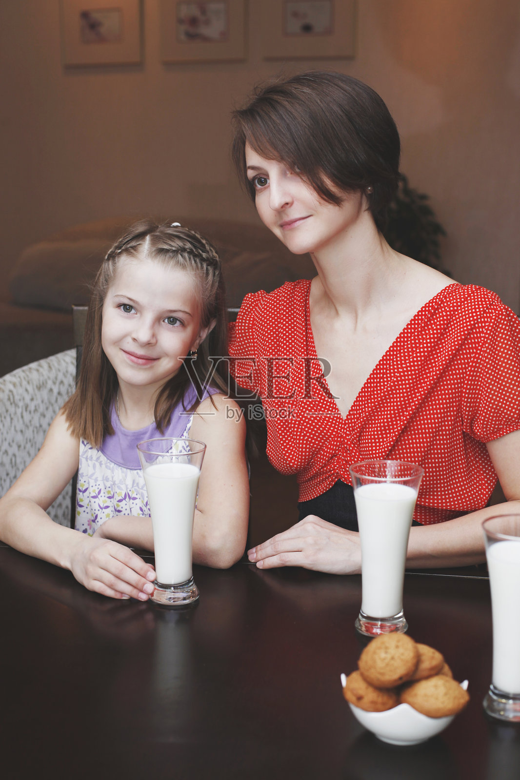 母亲和孩子们回家了照片摄影图片