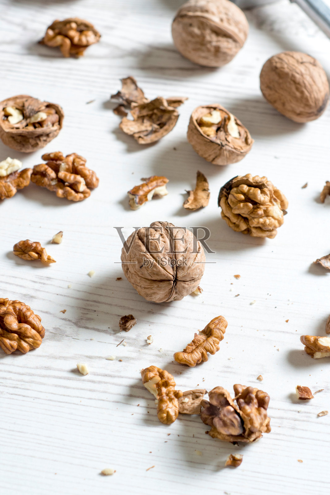 桌子上有核桃照片摄影图片