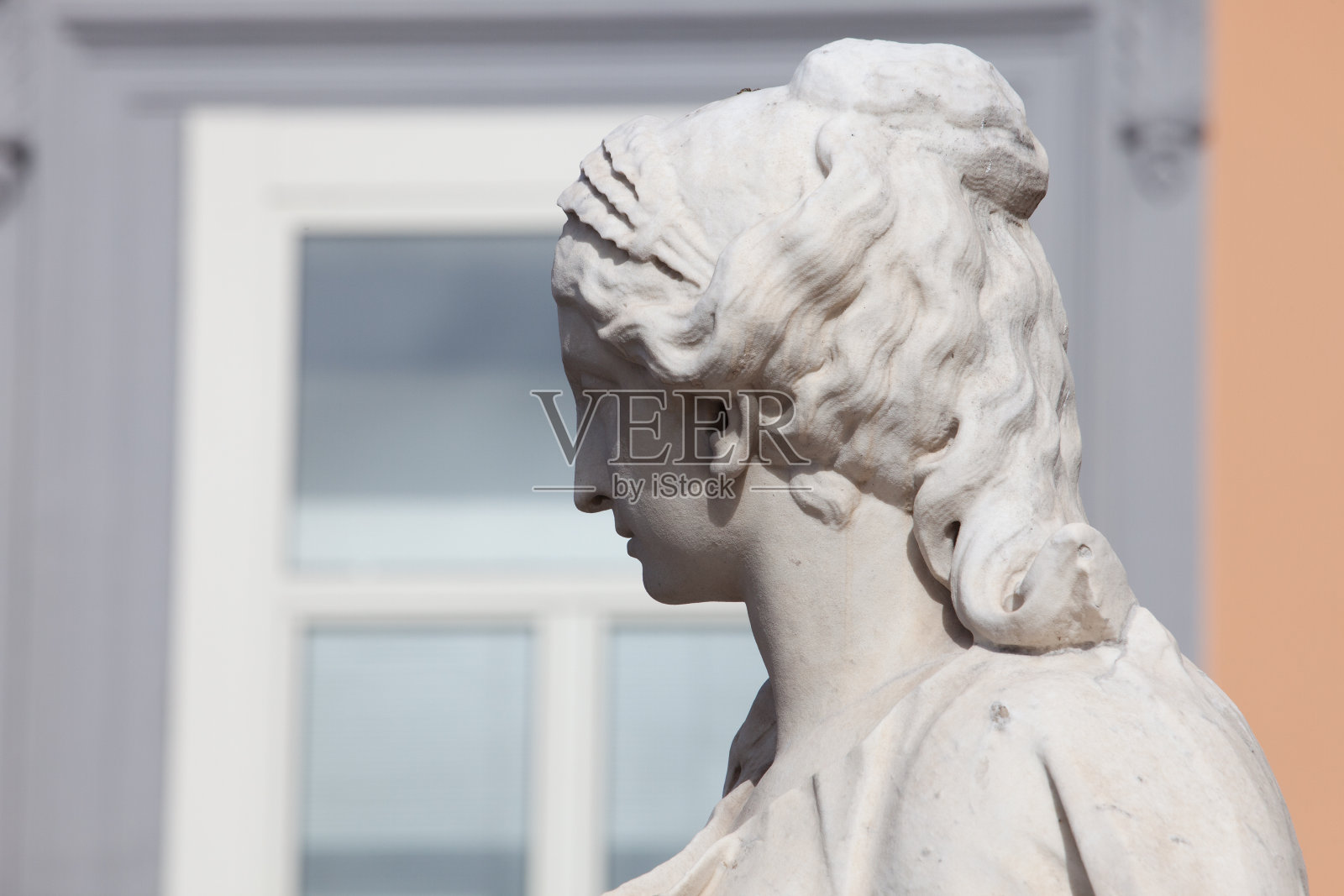 意大利那不勒斯,但丁广场上的大理石雕塑照片摄影图片