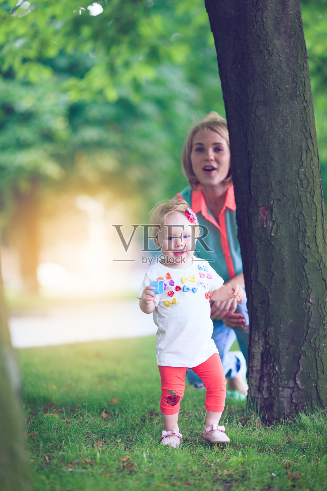 幸福的三口之家躺在草地上。照片摄影图片