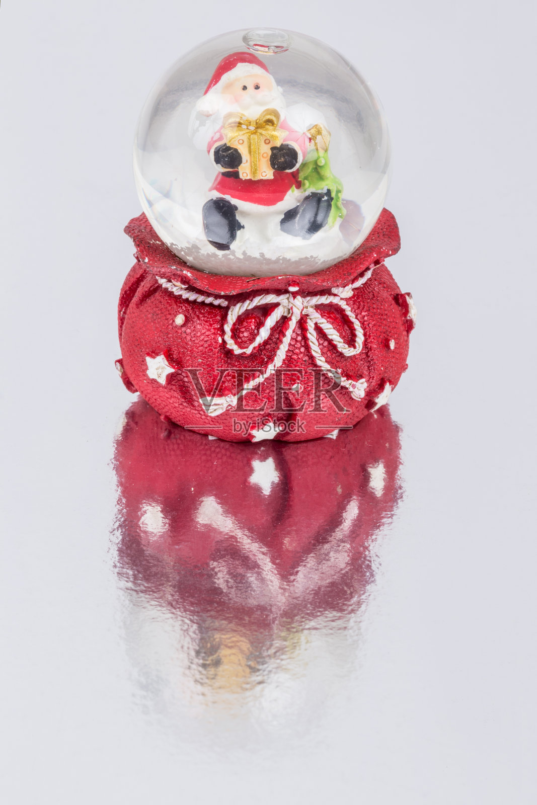 里面有雪花的球形玻璃器照片摄影图片