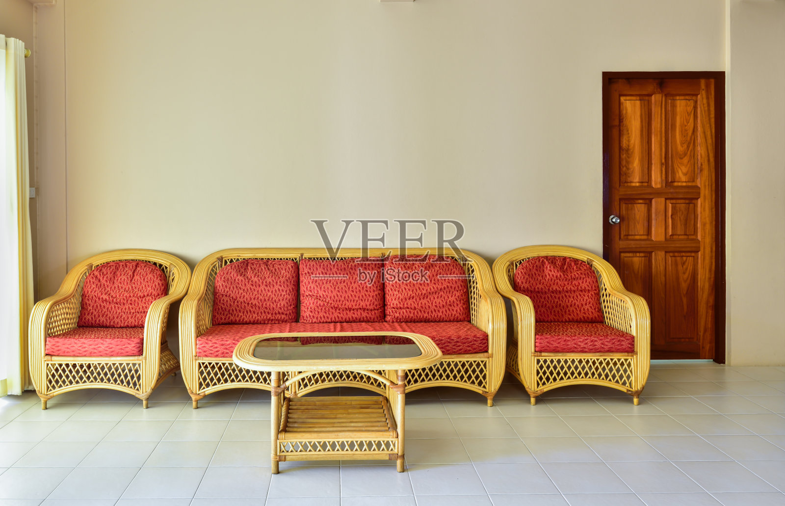 黄色藤扶手椅照片摄影图片