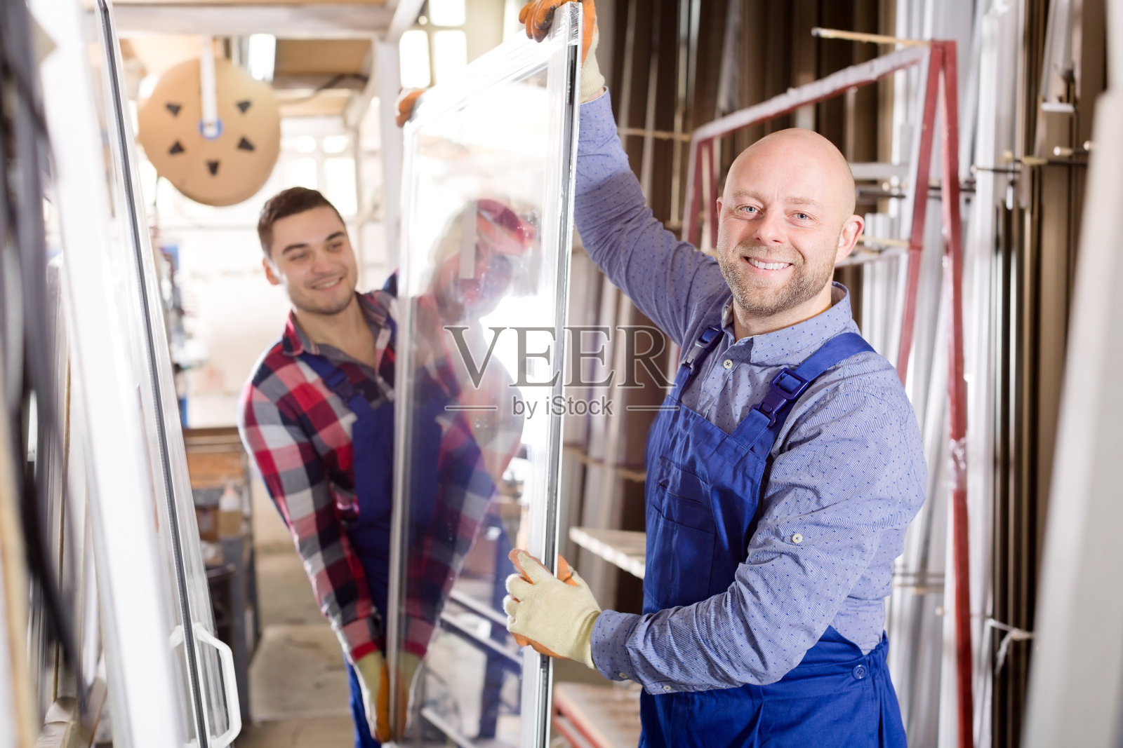 工人与窗户生产照片摄影图片