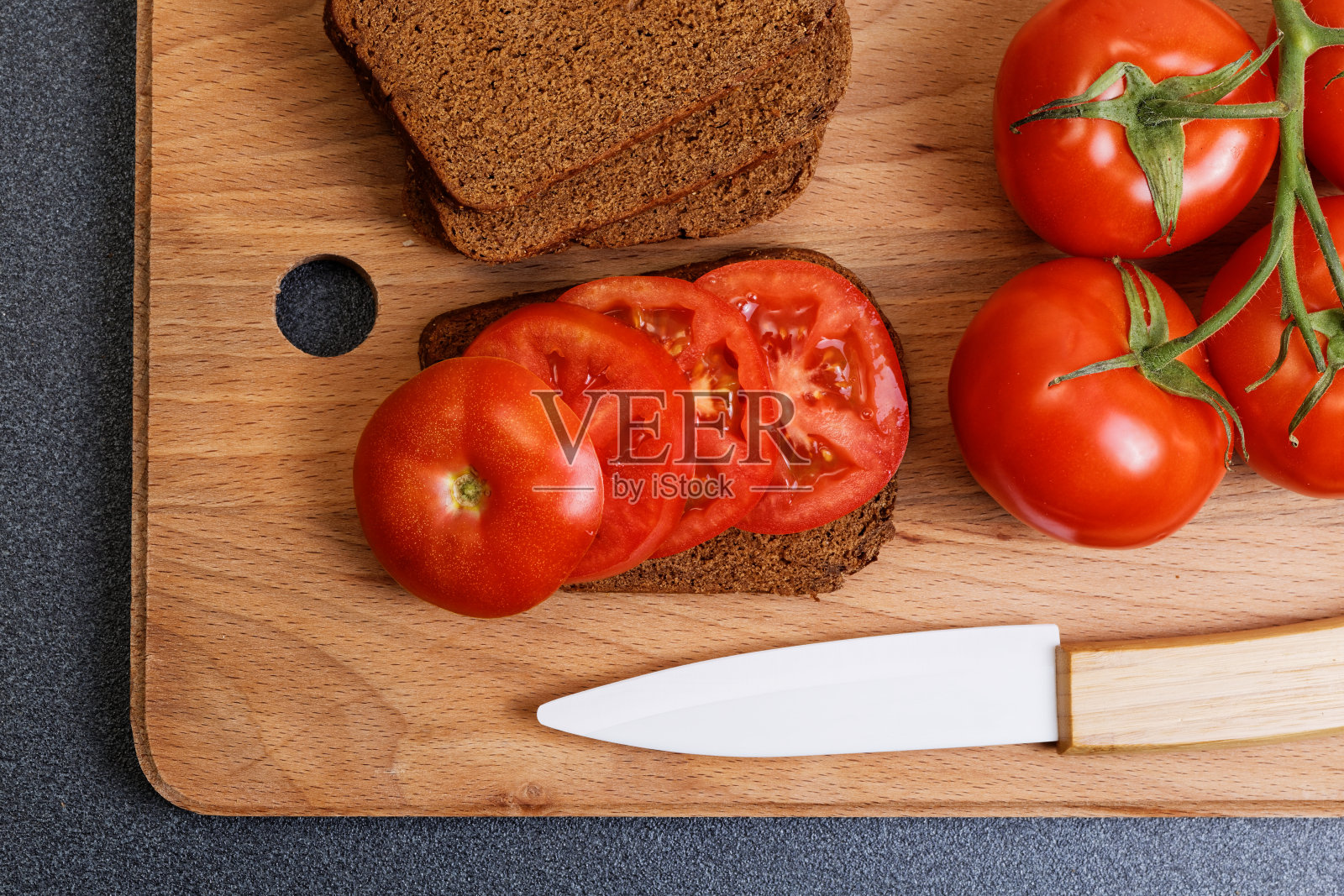 俯视图新鲜的西红柿和面包照片摄影图片