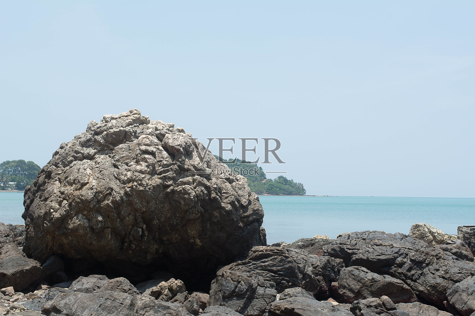 欣银滩海边的岩石照片摄影图片