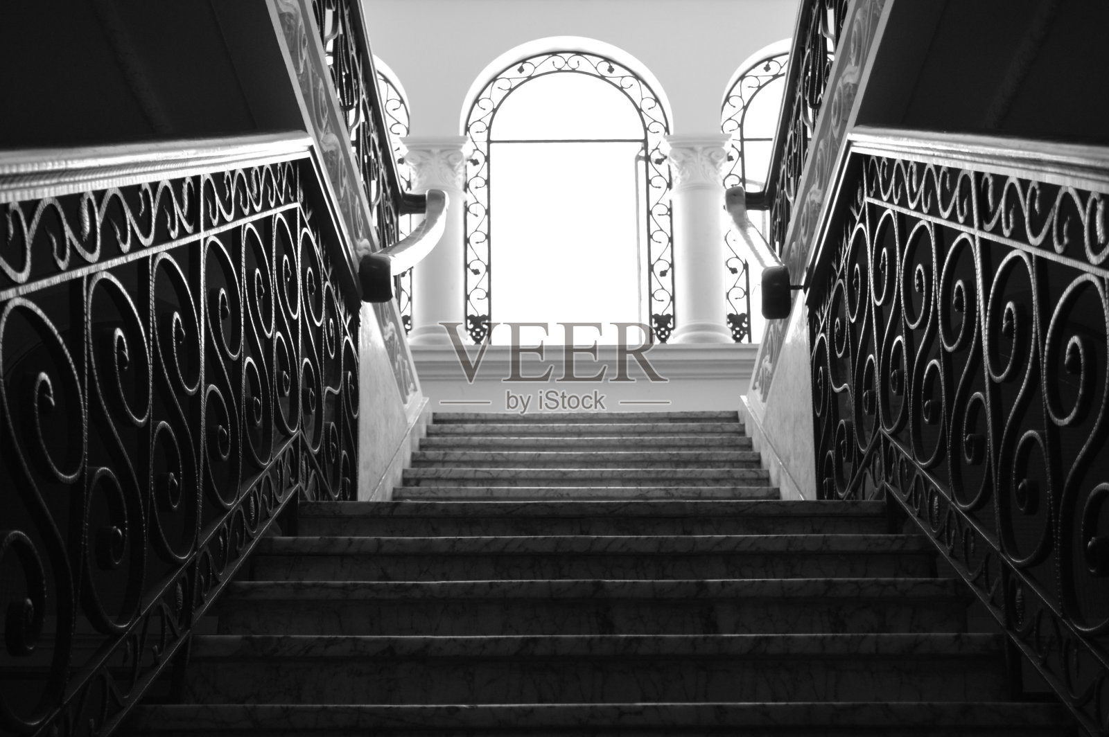 一座老房子的楼梯和栏杆照片摄影图片