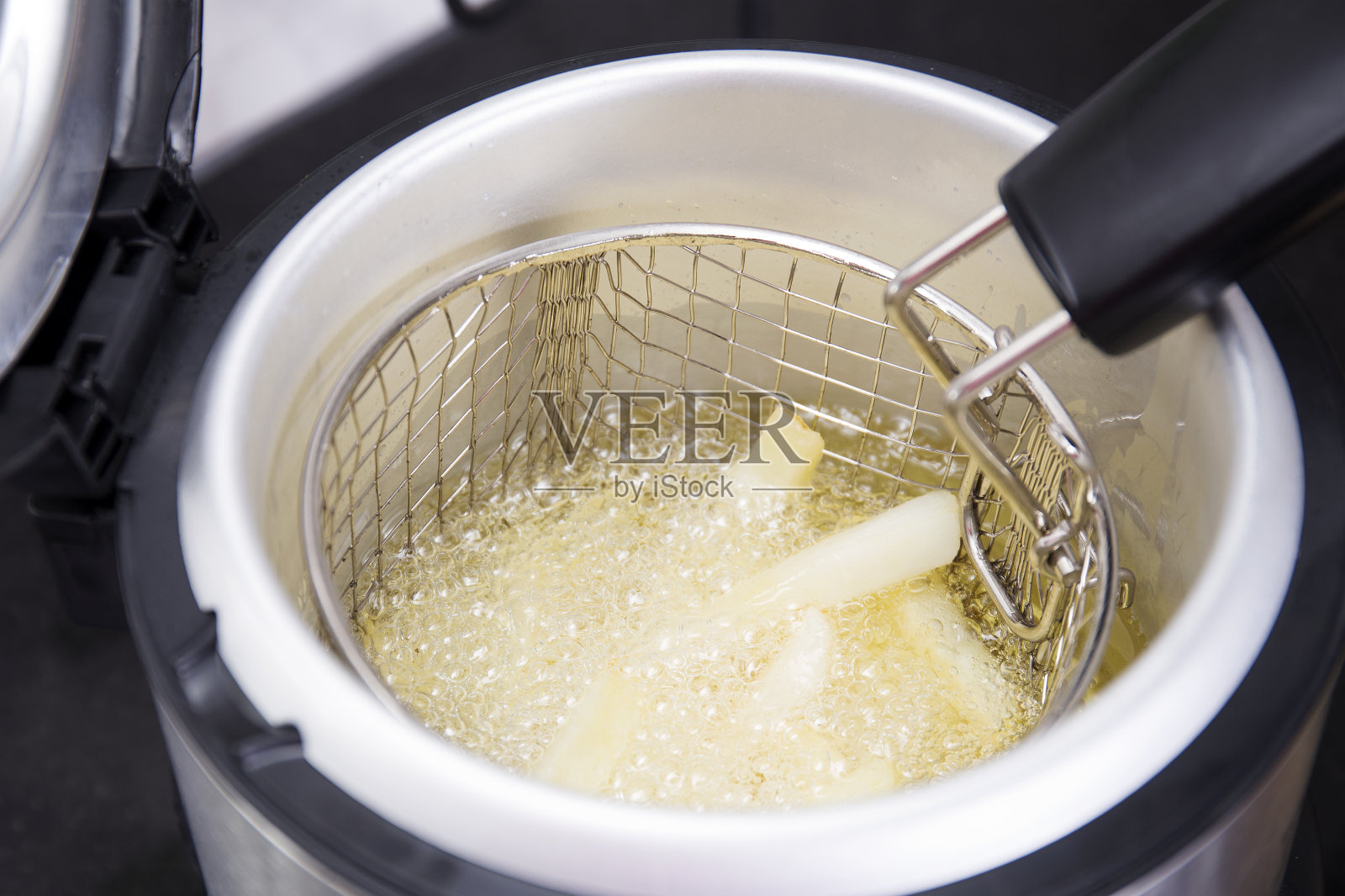 在热植物油中油炸的法国菜照片摄影图片