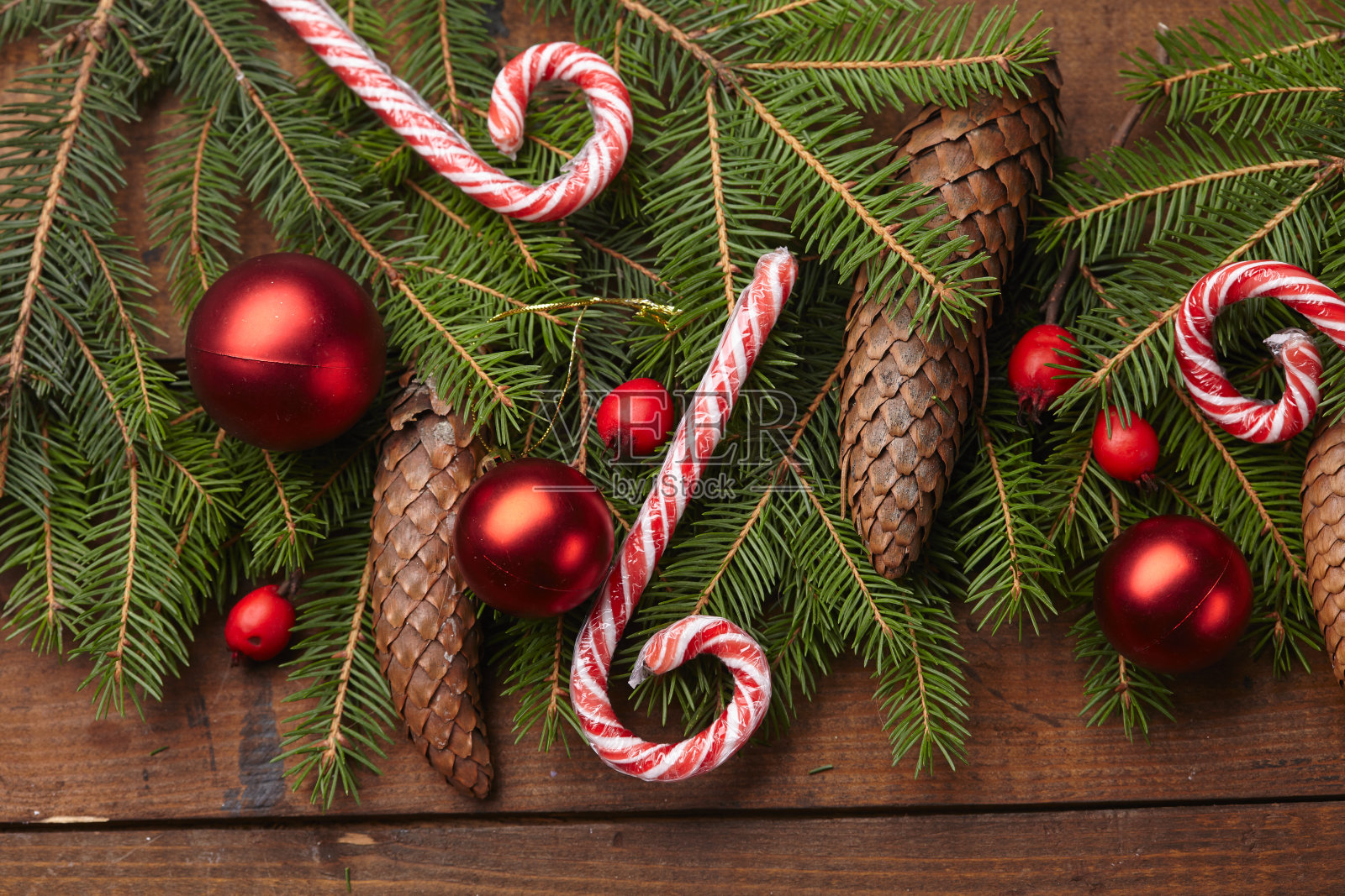 圣诞树的树枝,糖果,圆锥,球的背景照片摄影图片