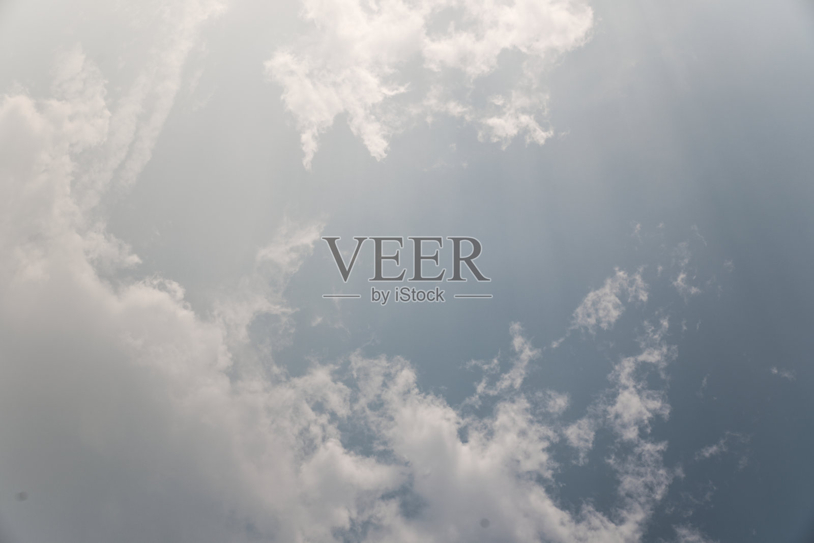 阳光照在蓝天上照片摄影图片