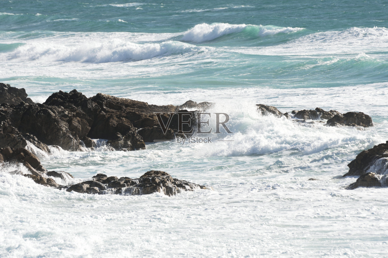 被海浪击打的岩石照片摄影图片