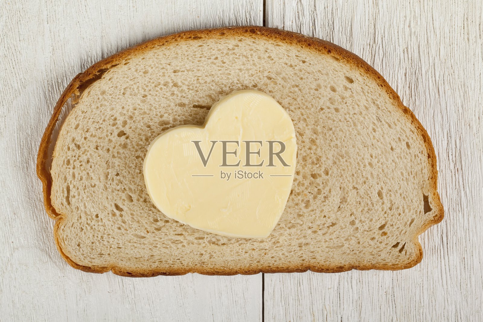 面包上的心形黄油照片摄影图片