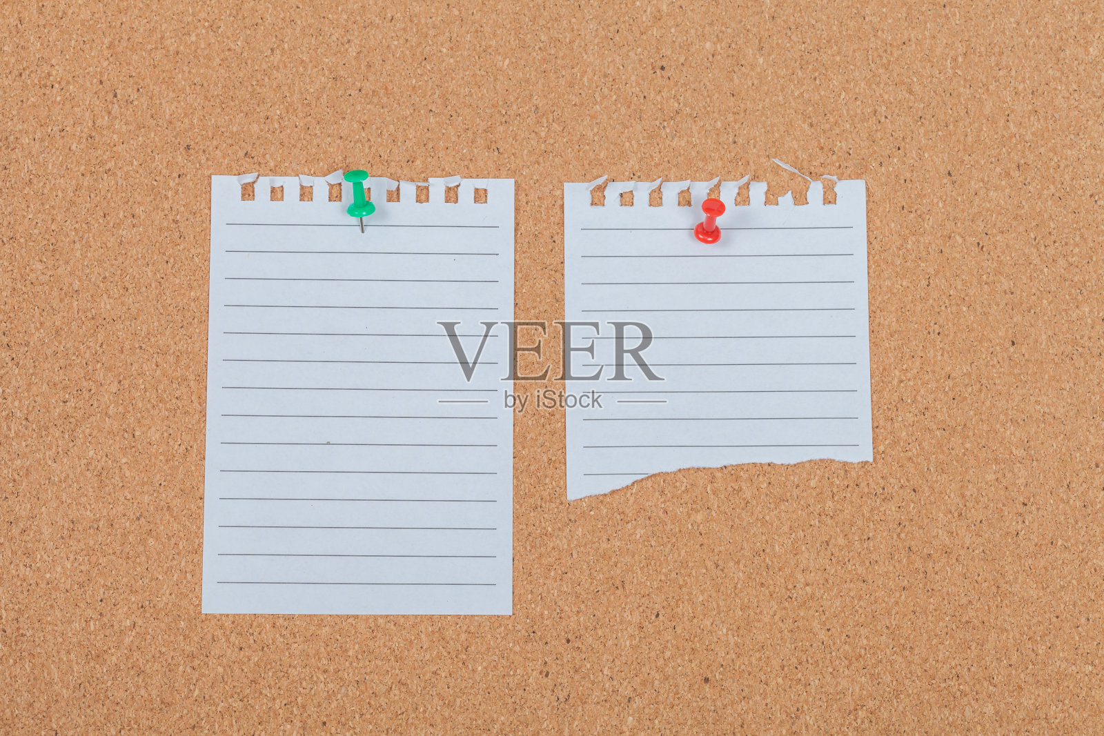 软木板上有别针的便条纸照片摄影图片