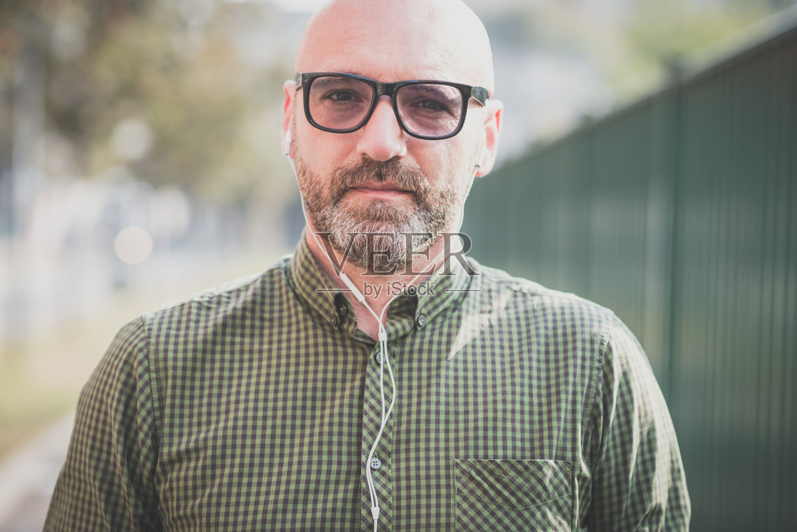 英俊的中年男子在听音乐照片摄影图片