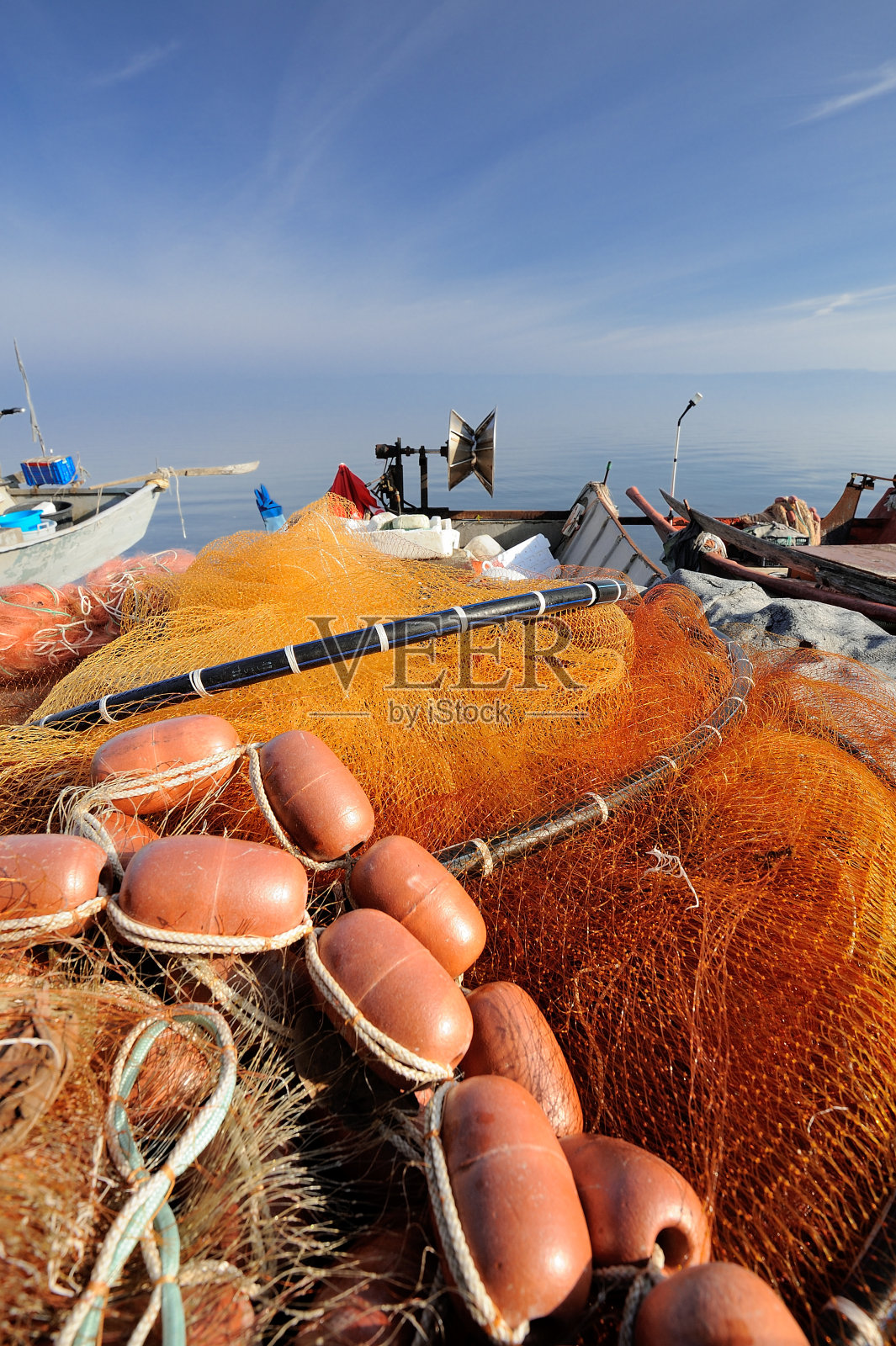 红色渔网和渔人工具照片摄影图片