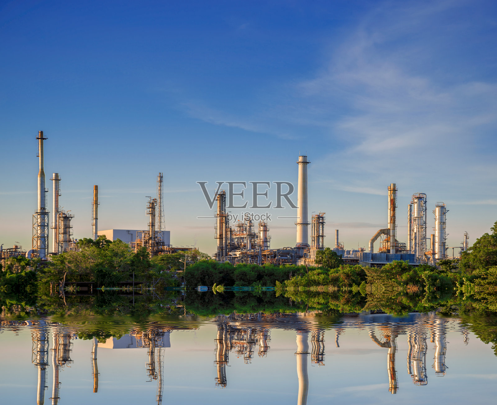 石油和天然气工业-炼油厂日落照片摄影图片