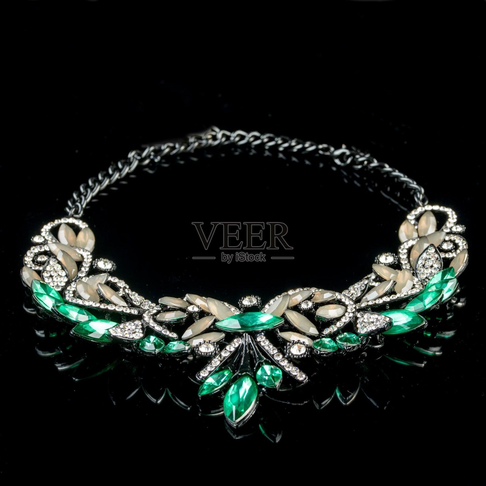 黑色背景上的项链照片摄影图片