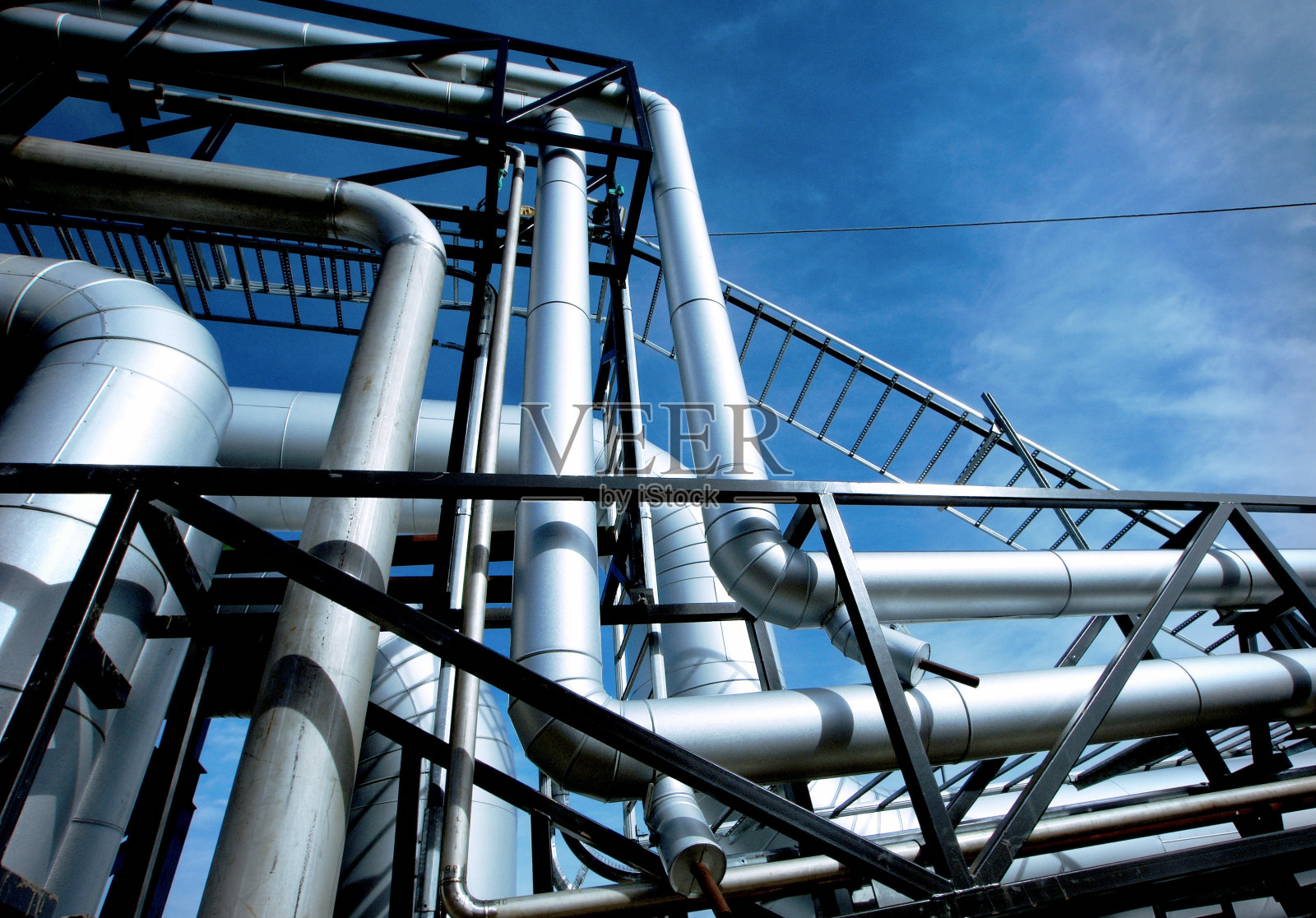 工业园区、钢铁管道、阀门迎蓝天照片摄影图片