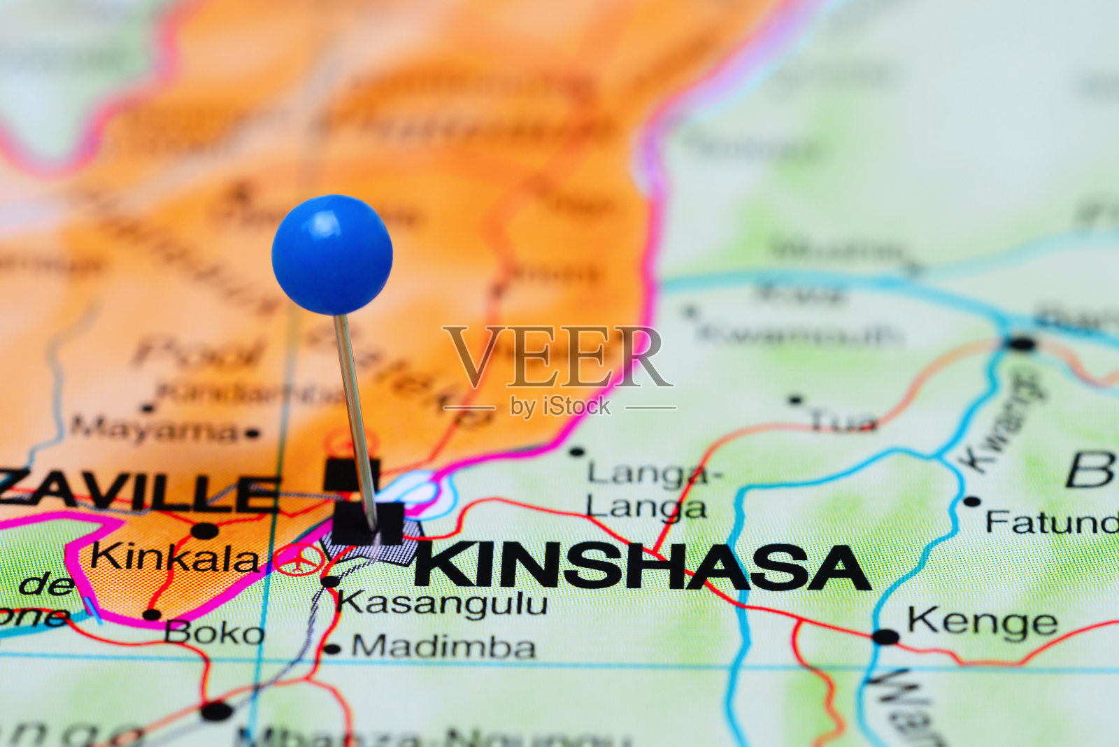 金沙萨被钉在非洲地图上照片摄影图片