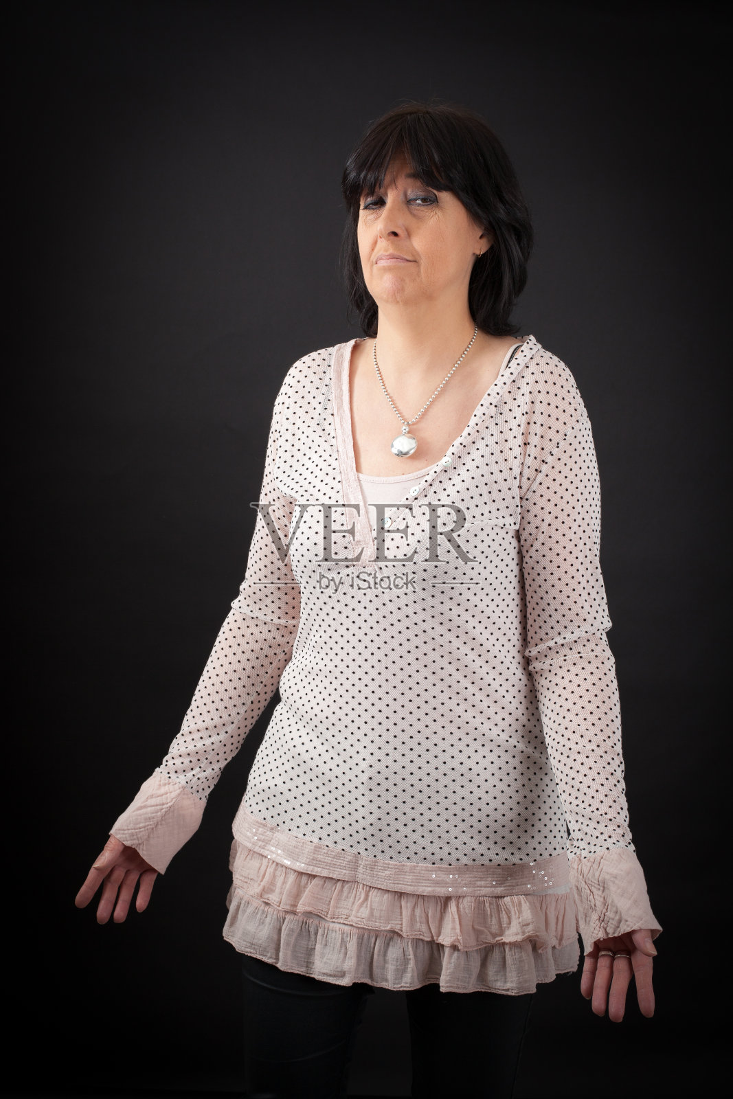 美丽的女人在不同的衣服里有不同的表情照片摄影图片