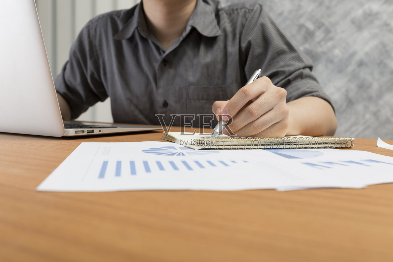 在办公桌上处理文件的商人照片摄影图片