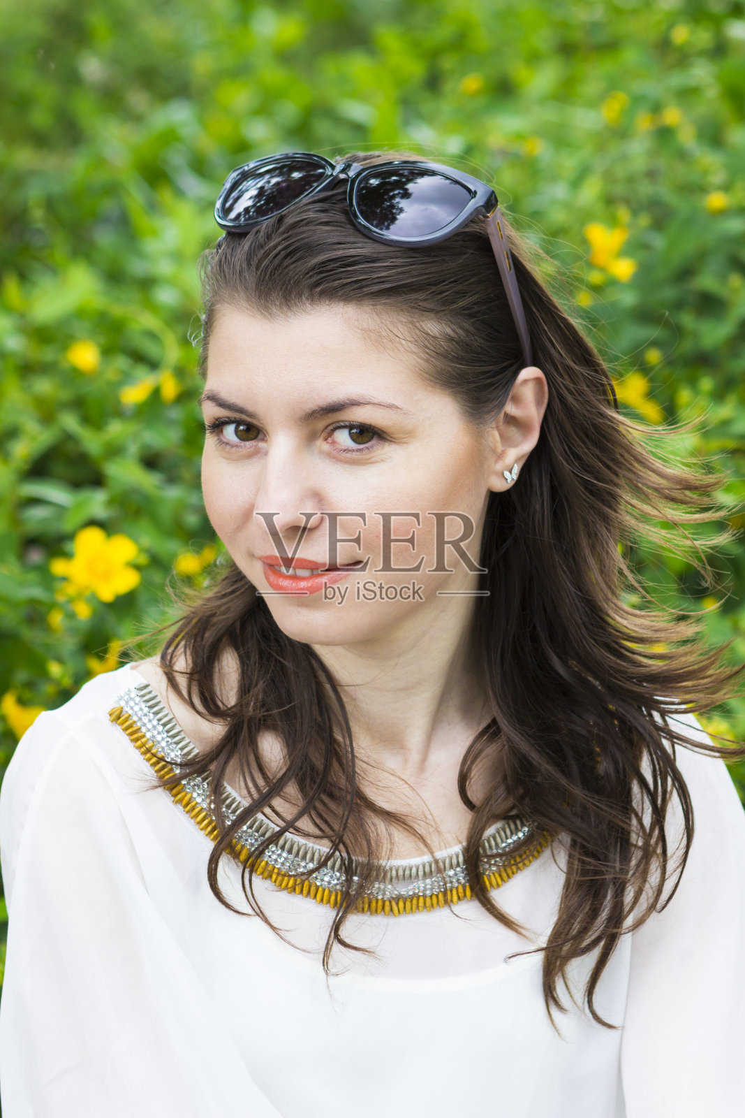 美丽的女孩穿着夏装在户外照片摄影图片