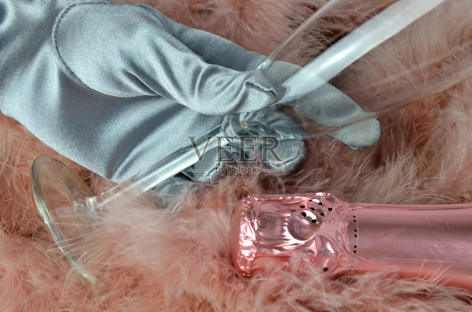 香槟瓶口和女士的手照片摄影图片