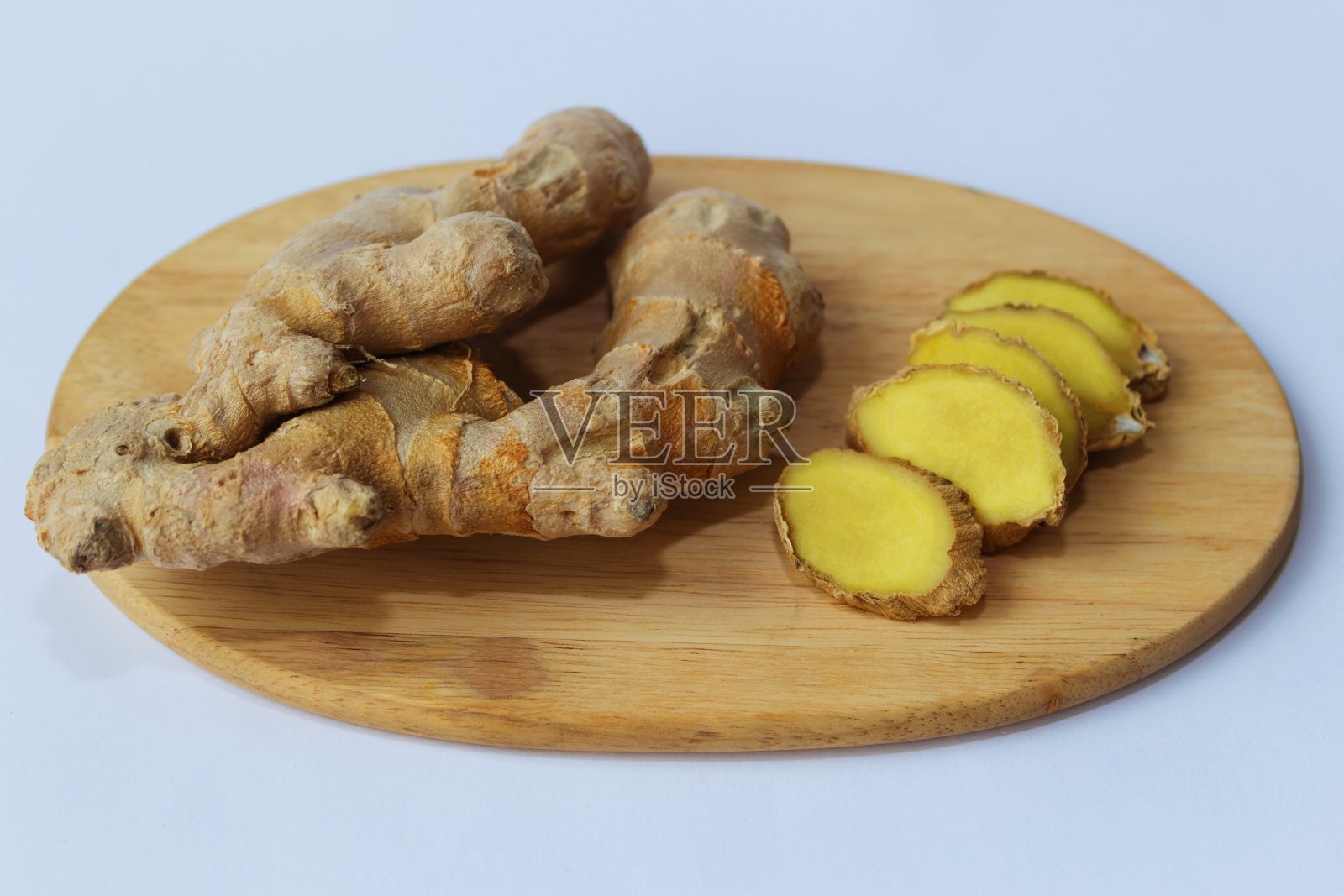 姜在砧板上照片摄影图片