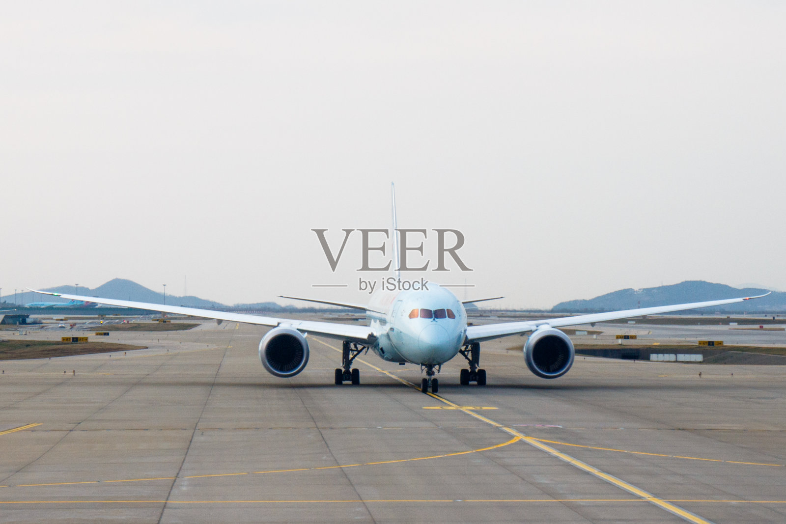 沿滑行道滑行至终点站。照片摄影图片