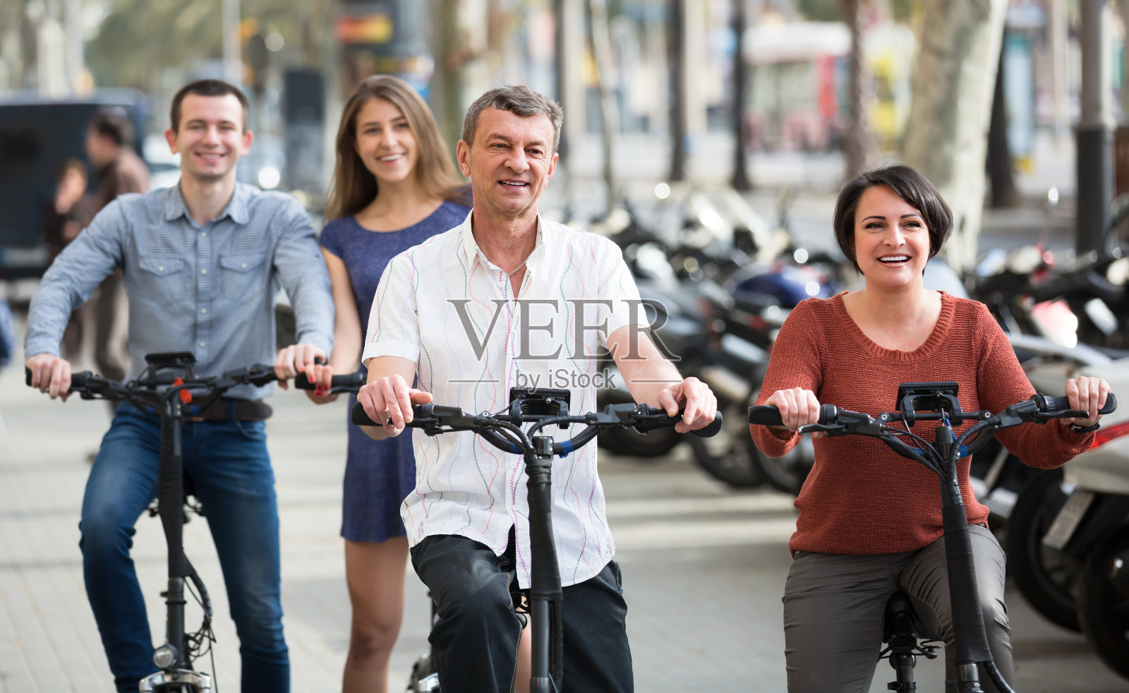 成年人骑着自行车在城市里旅行照片摄影图片