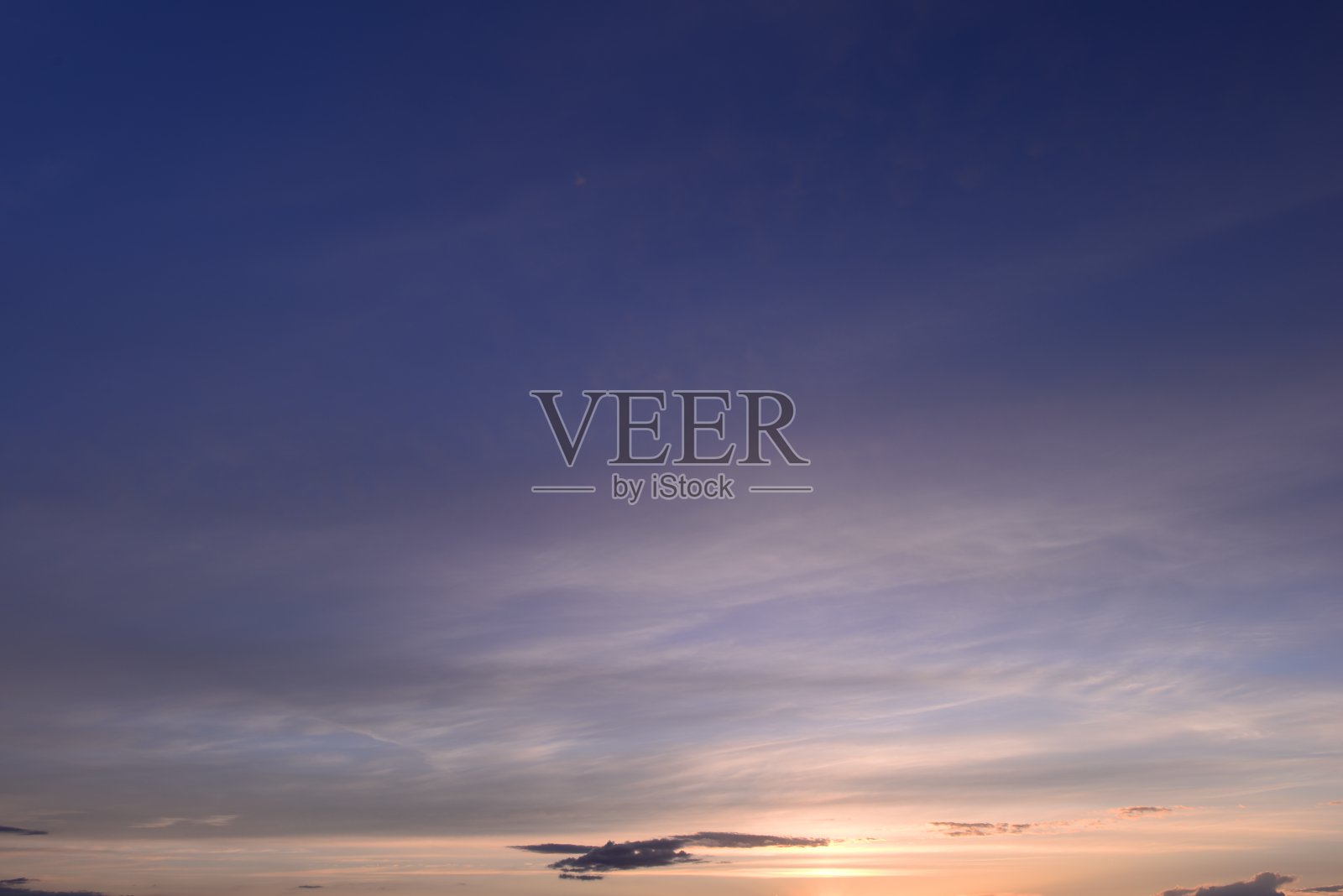 日落在晴朗的夏日天空照片摄影图片