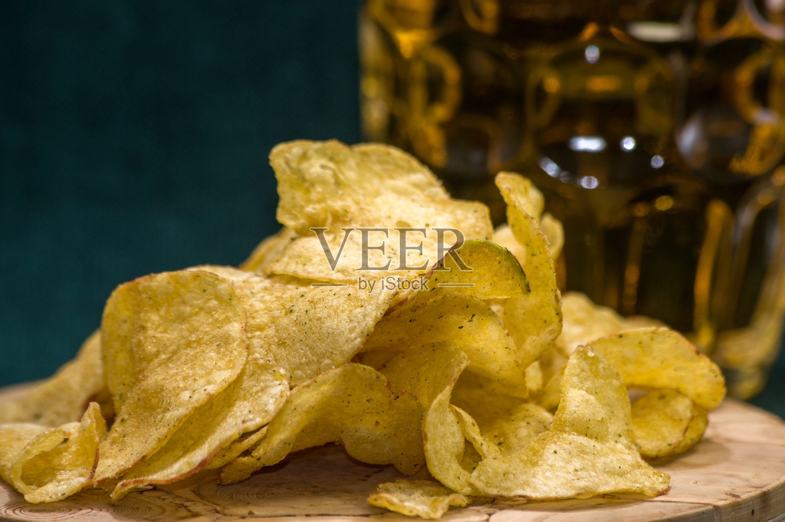 静物:啤酒,薯条和酱汁。照片摄影图片