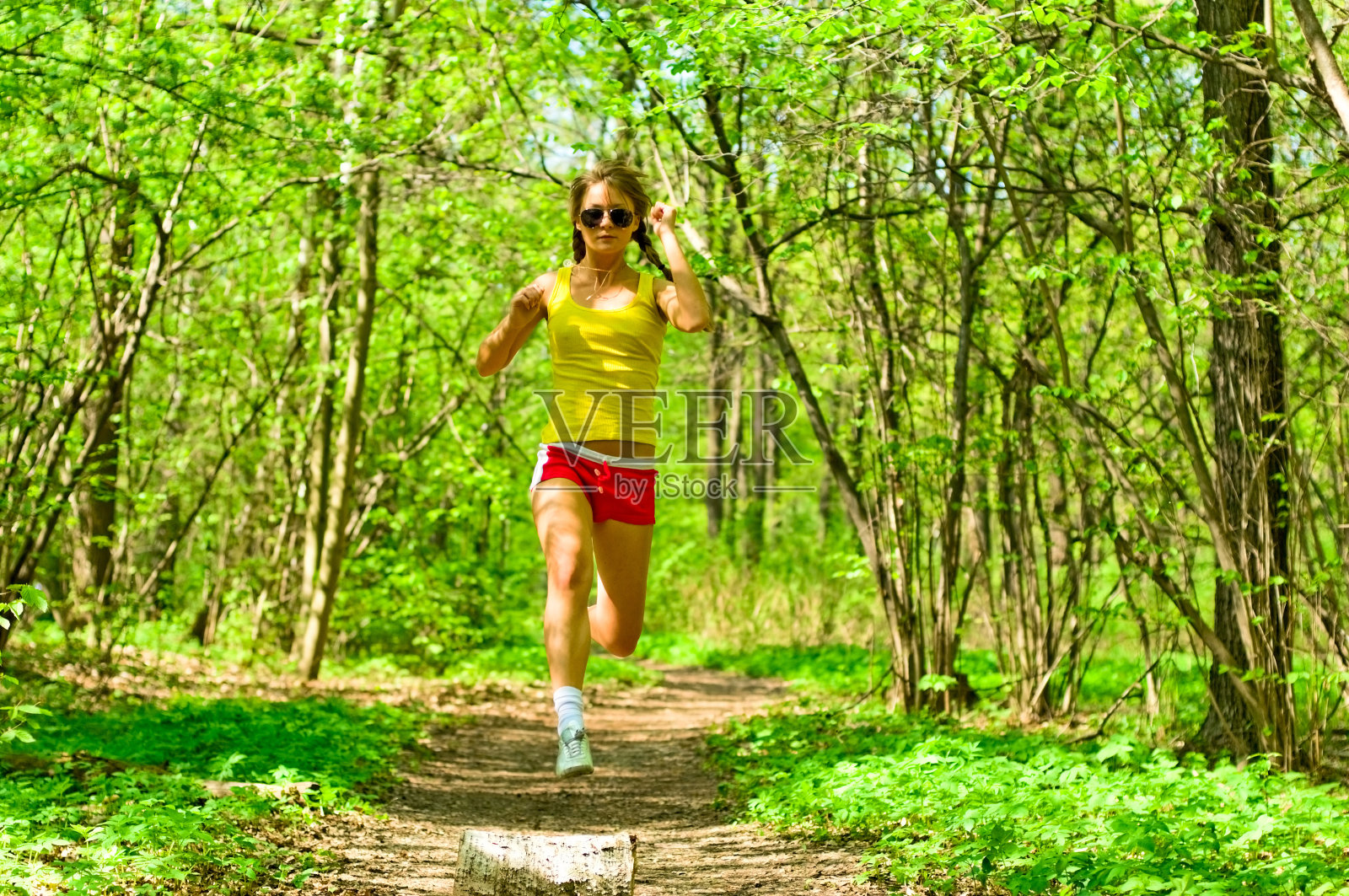 女人跑照片摄影图片