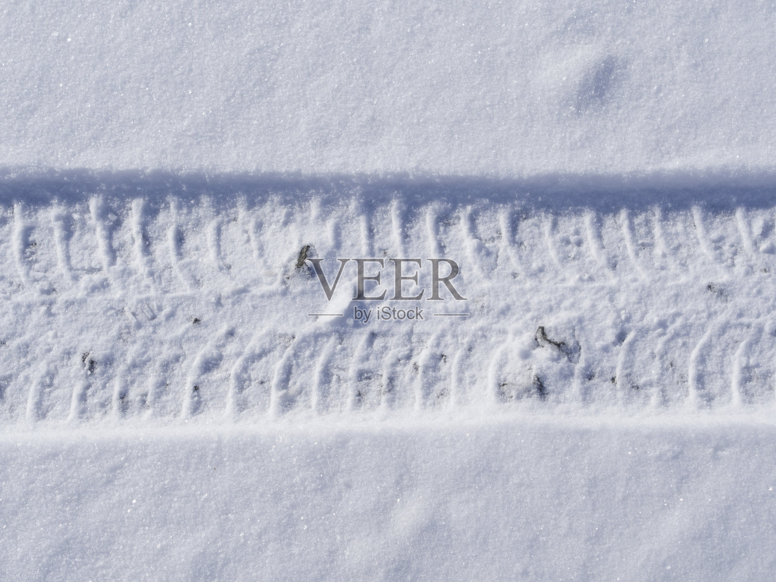 汽车在雪地上留下的痕迹照片摄影图片