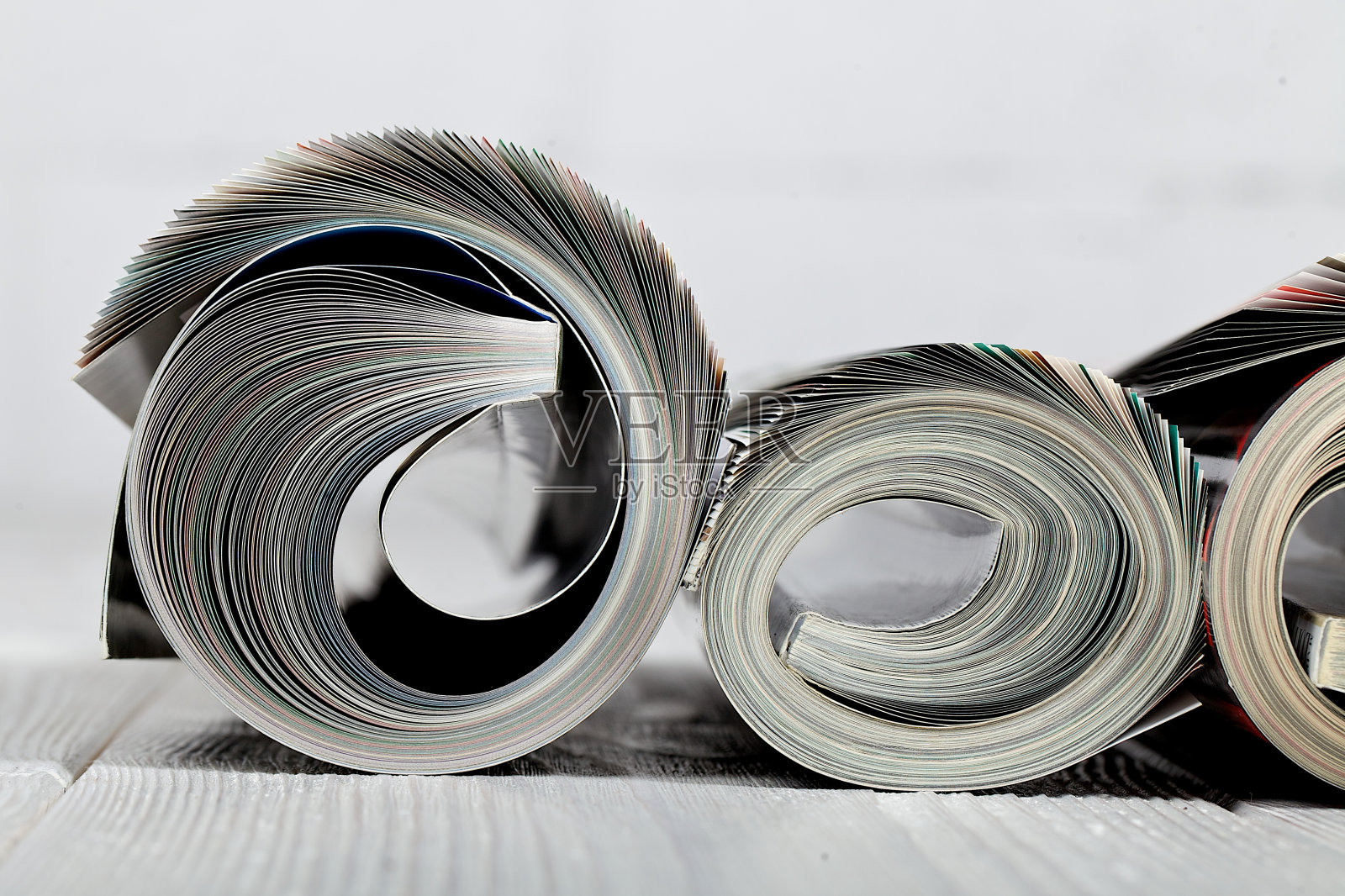 白色木地板上的报纸和杂志的特写照片摄影图片