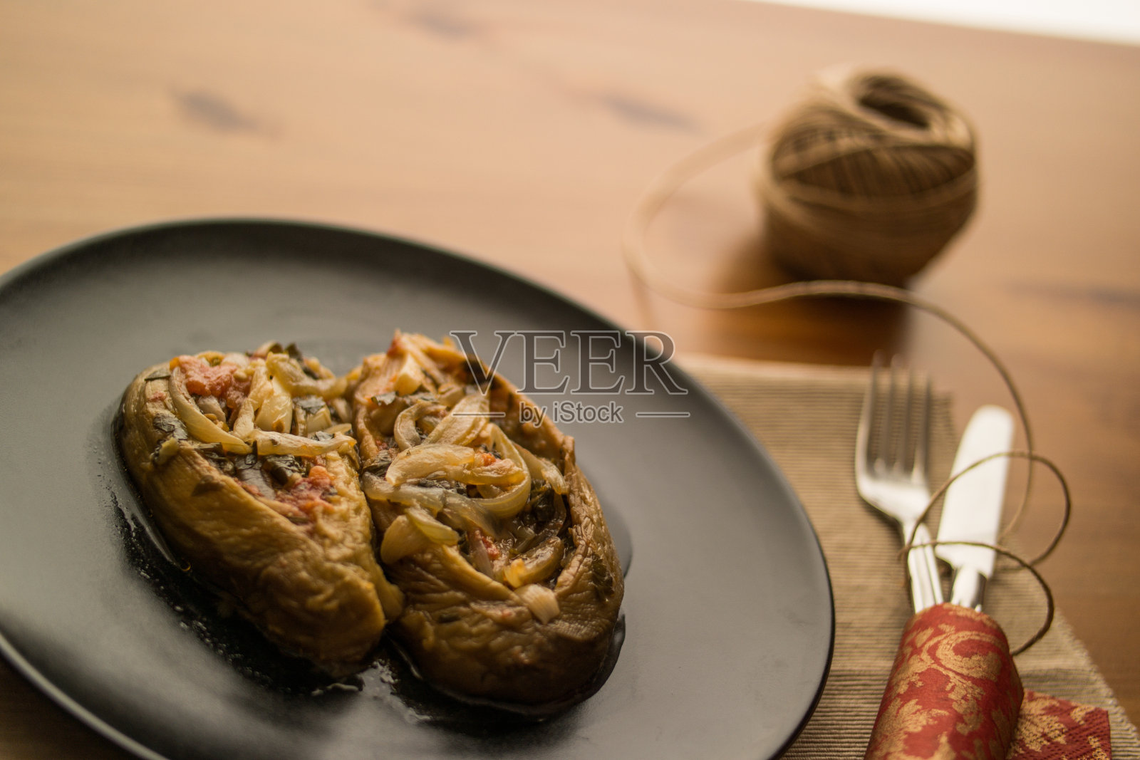 imam bayildi /土耳其传统茄子照片摄影图片