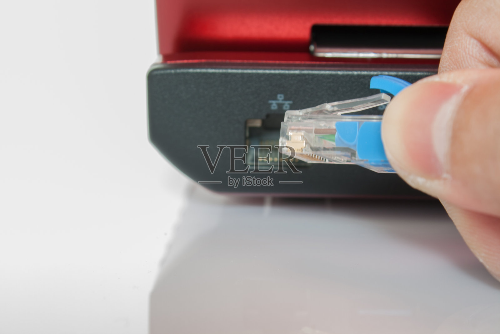 连接上网(局域网)电缆到笔记本电脑照片摄影图片