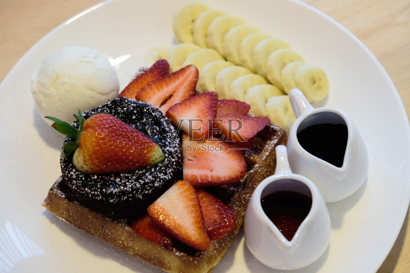 冰淇淋,草莓和香蕉照片摄影图片