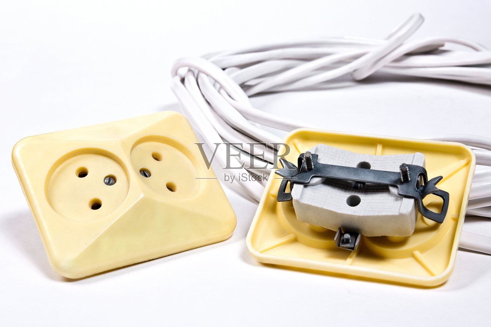 白色表面的墙壁插座和电源线照片摄影图片