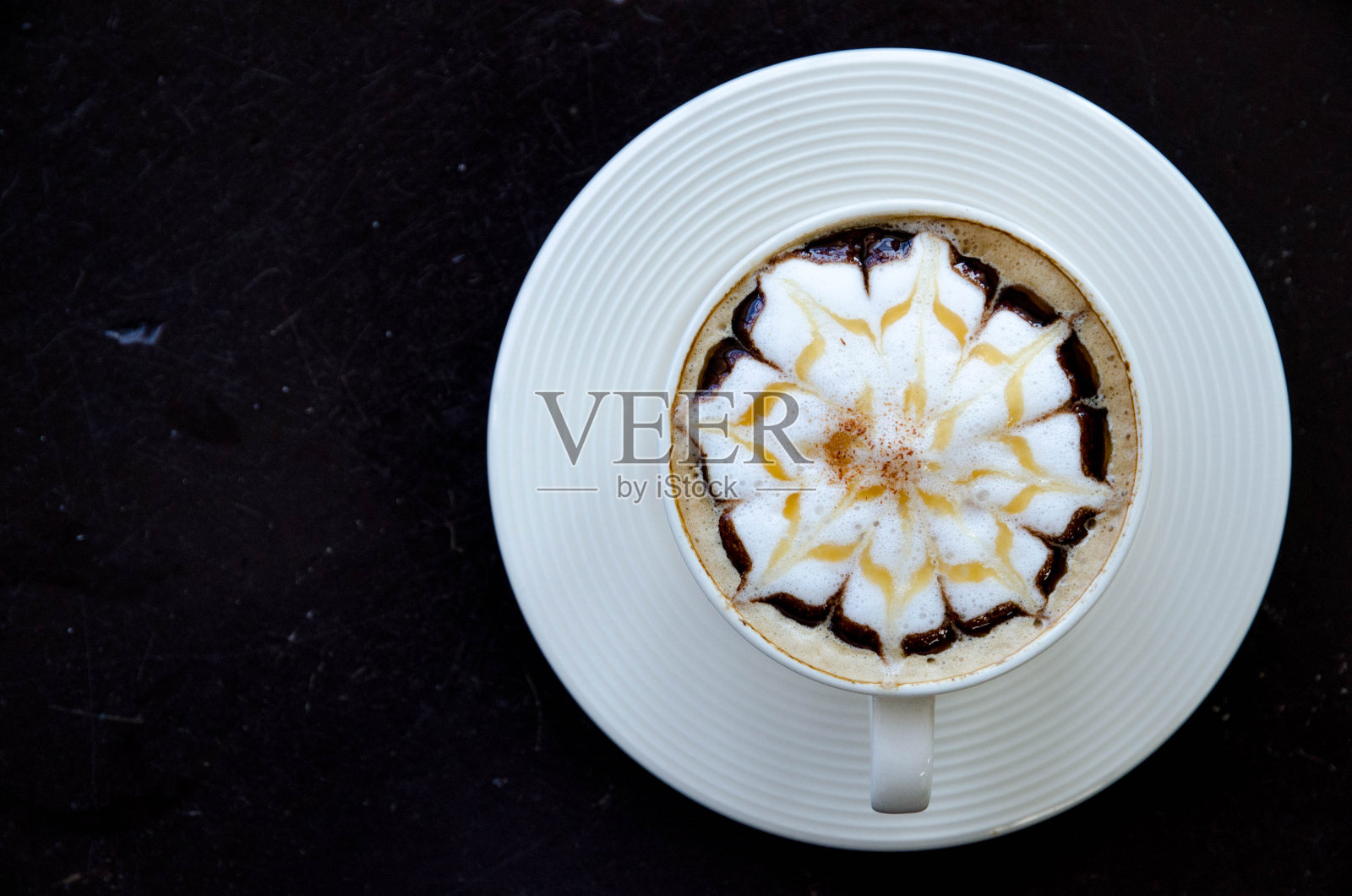 一杯带花图案的咖啡照片摄影图片