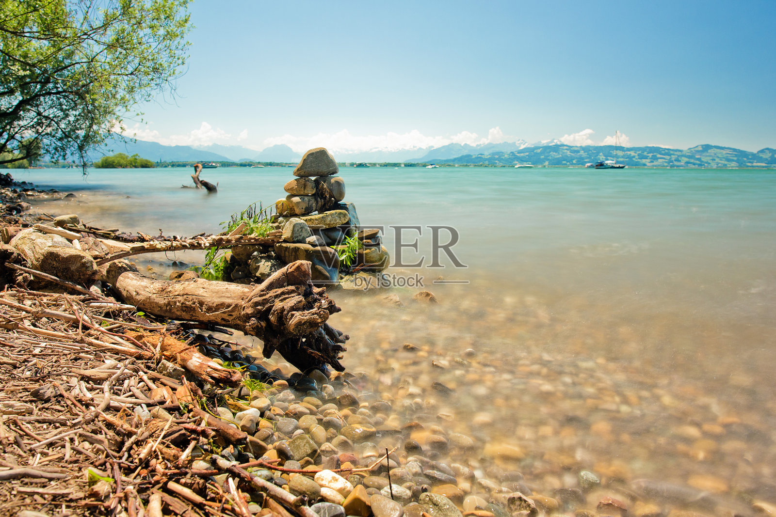 博登湖旁边,能看到山上的海滩照片摄影图片