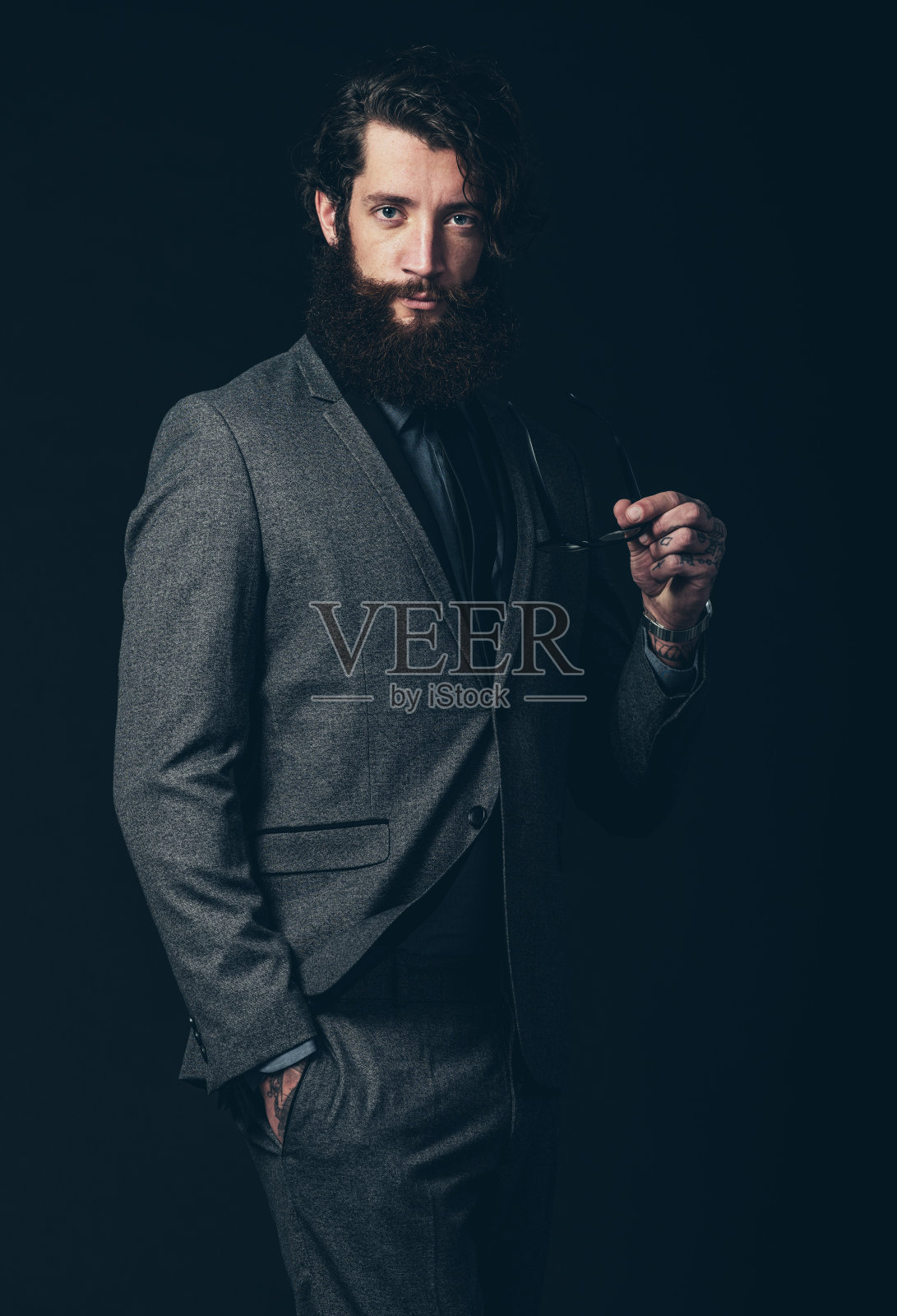 戴着眼镜的男人穿着正装照片摄影图片